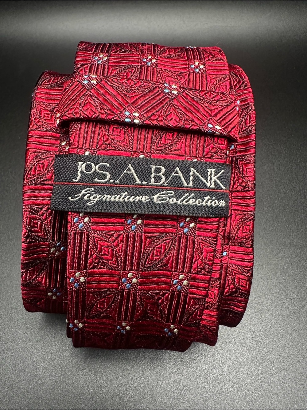 Red Geometric Pattern Men's Tie - Picture 3 of 4